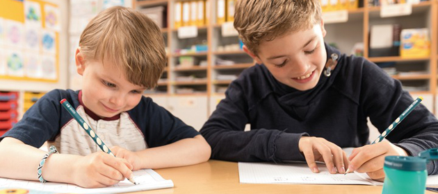 Jungen, die schreiben; Foto: Stabilo